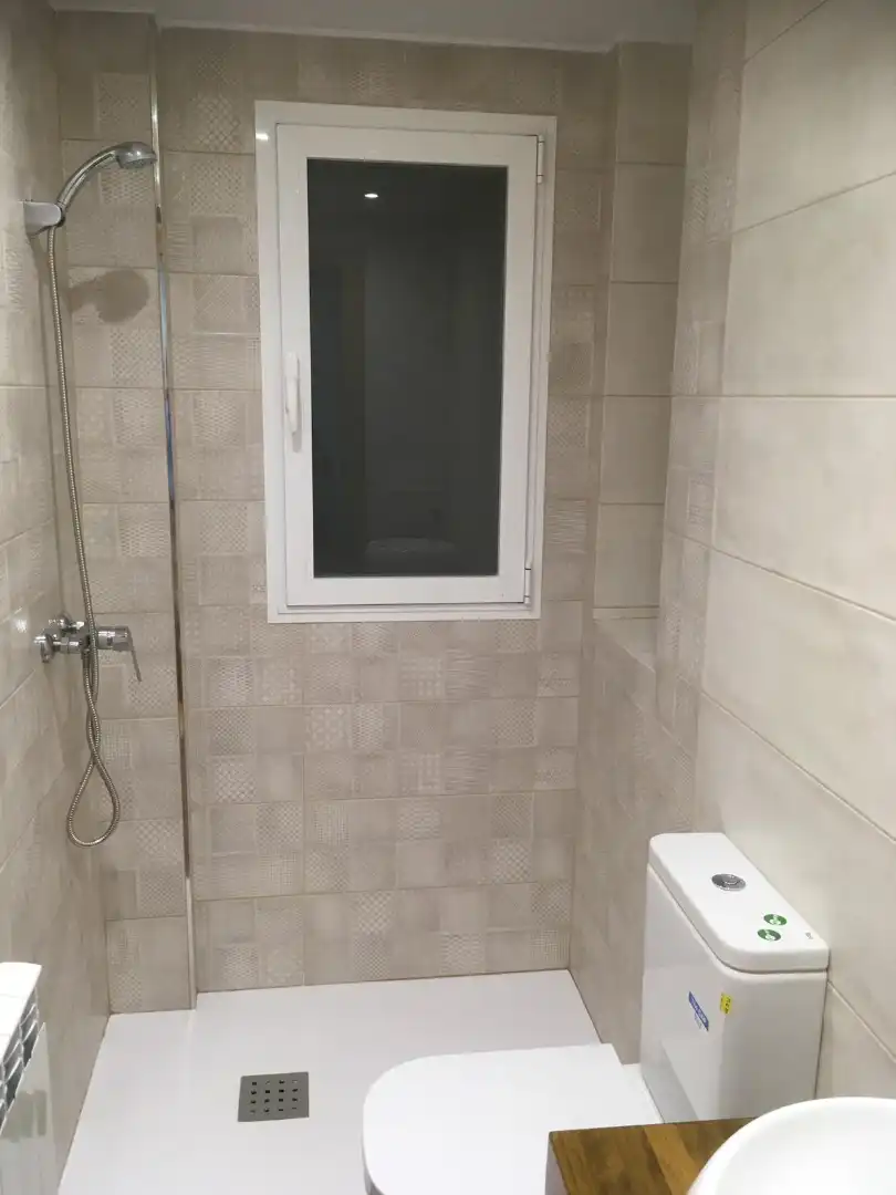 Badezimmer von Wohnung zur Miete in Zaragoza mit Heizung, Parkett und Möbliert