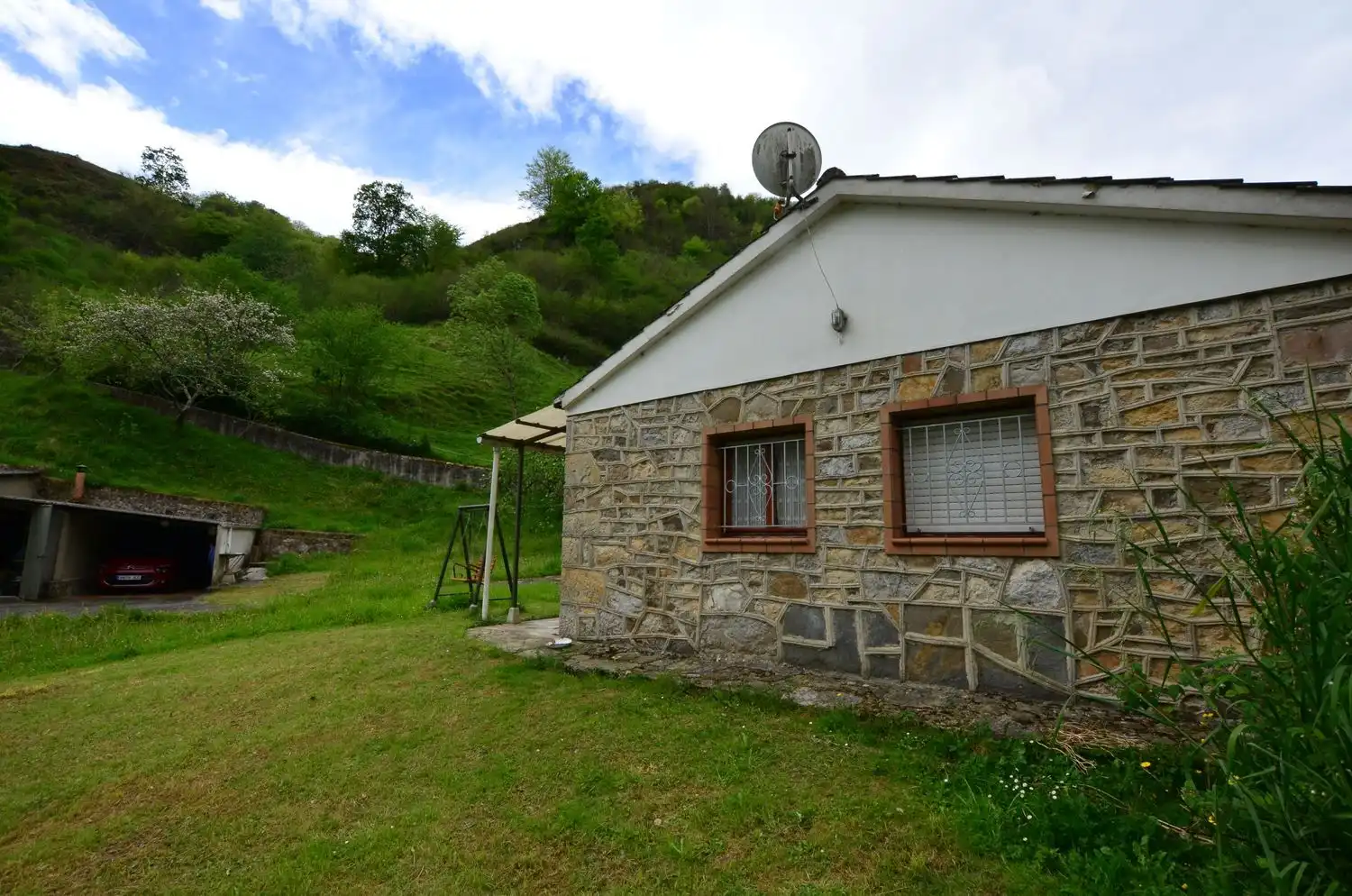 Jardí de Casa o xalet en venda en Piloña amb Calefacció, Terrassa i Traster