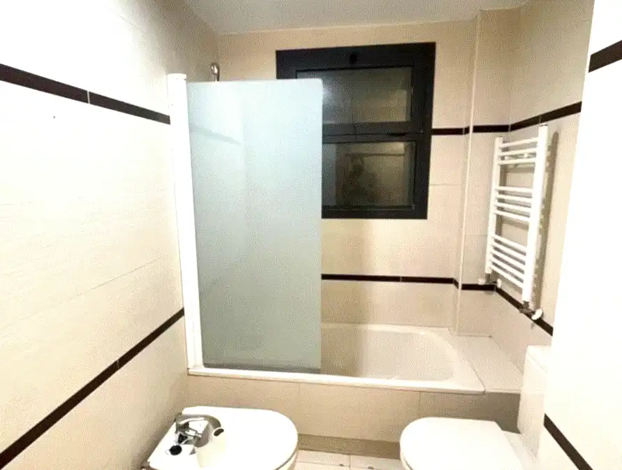 Bathroom of Flat for sale in La Pobla de Vallbona  with Air Conditioner, Heating and Private garden