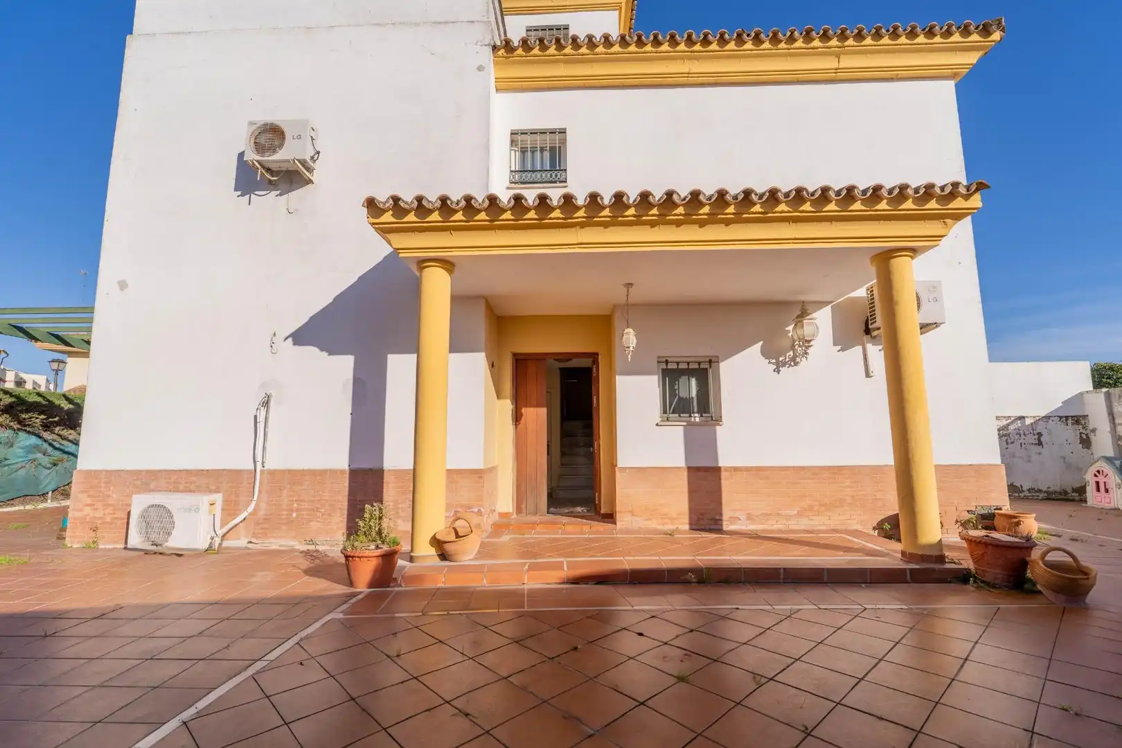 Außenansicht von Einfamilien-Reihenhaus zum Verkauf in Gines mit Klimaanlage und Gemeinschaftspool