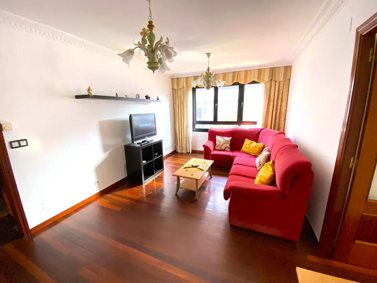 Sala de estar de Piso en venta en Castro-Urdiales con Calefacción, Jardín privado y Parquet