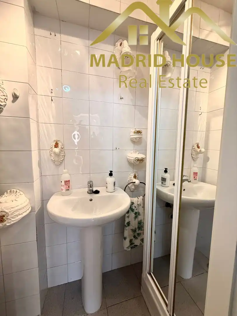 Bathroom of Flat for sale in Madrid