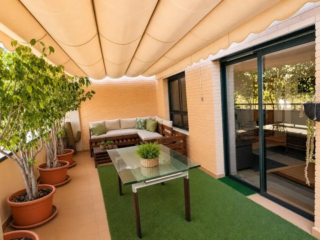 Terrasse von Dachboden zur Miete in Alicante / Alacant mit Terrasse, Abstellraum und Möbliert