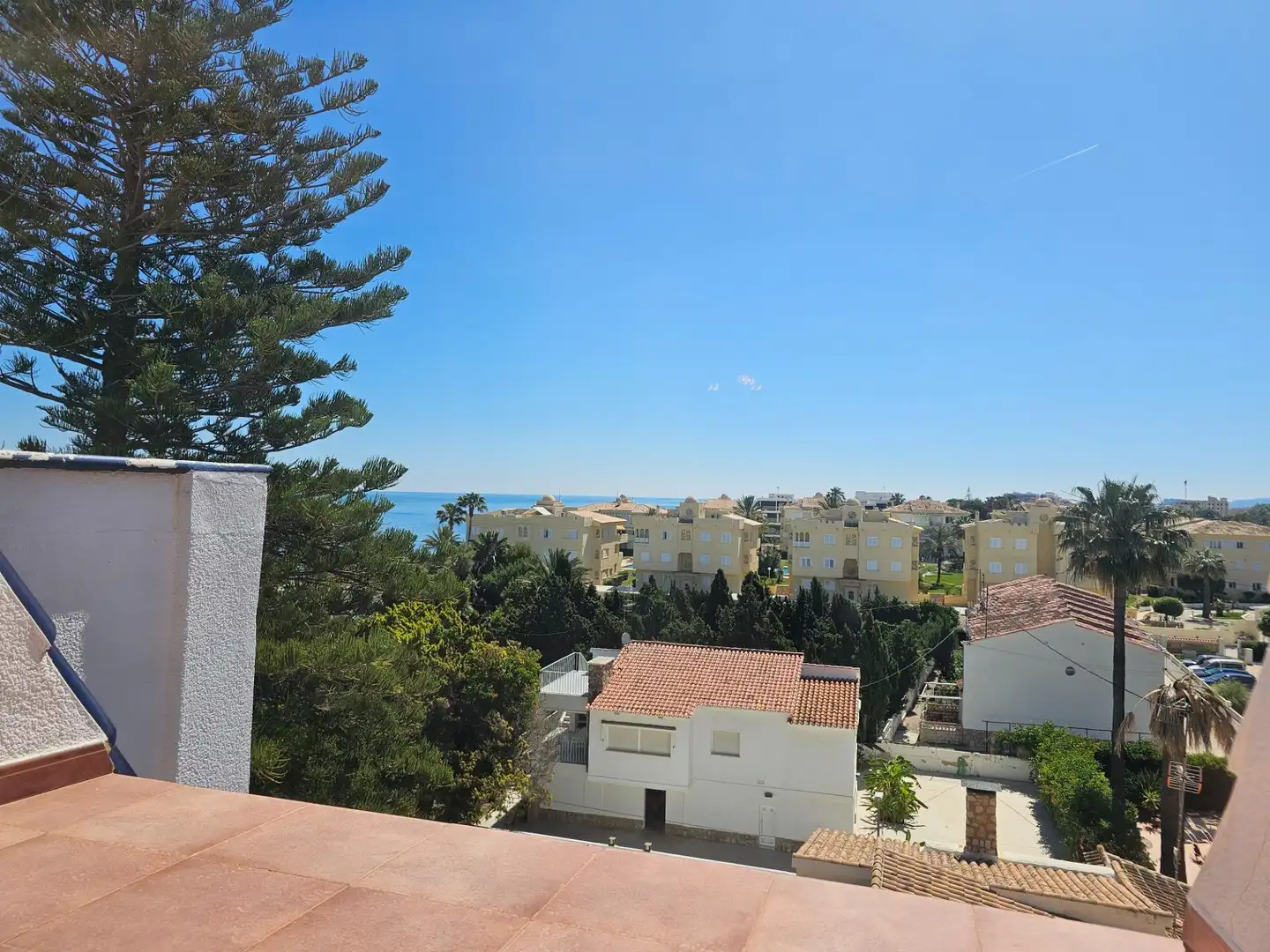 Vista exterior de Àtic de lloguer en Dénia amb Aire condicionat, Calefacció i Jardí privat