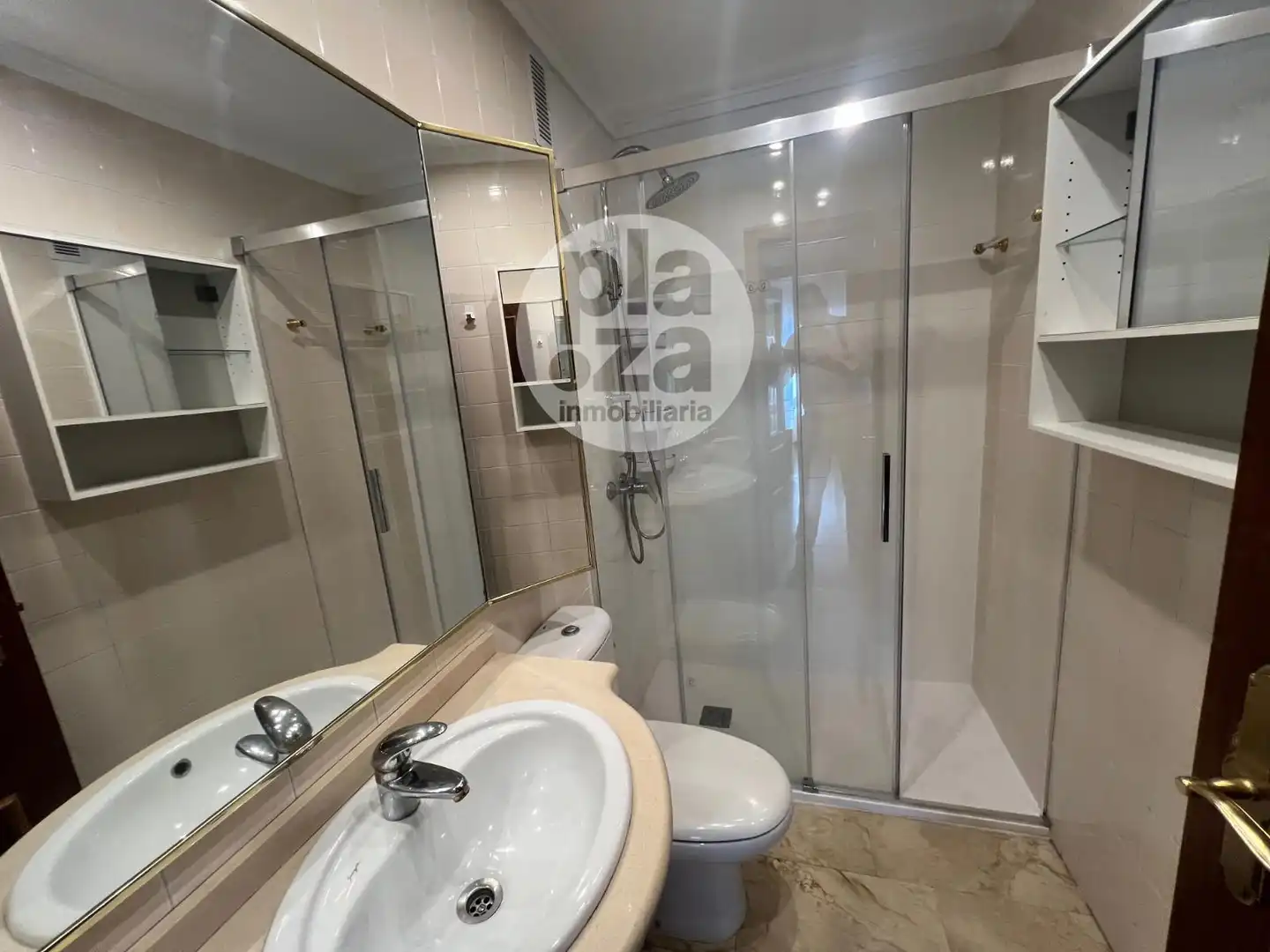 Baño de Piso de alquiler en Burgos con Calefacción, Terraza y Trastero