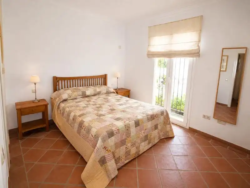 Schlafzimmer von Wohnung zum Verkauf in Casares mit Klimaanlage, Heizung und Privatgarten