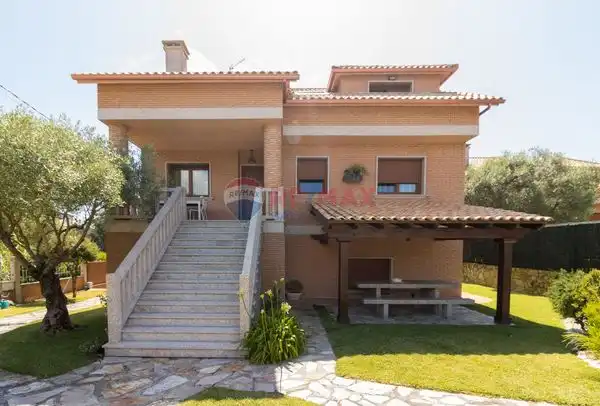 Vista exterior de Casa o xalet en venda en A Guarda   amb Calefacció, Jardí privat i Parquet
