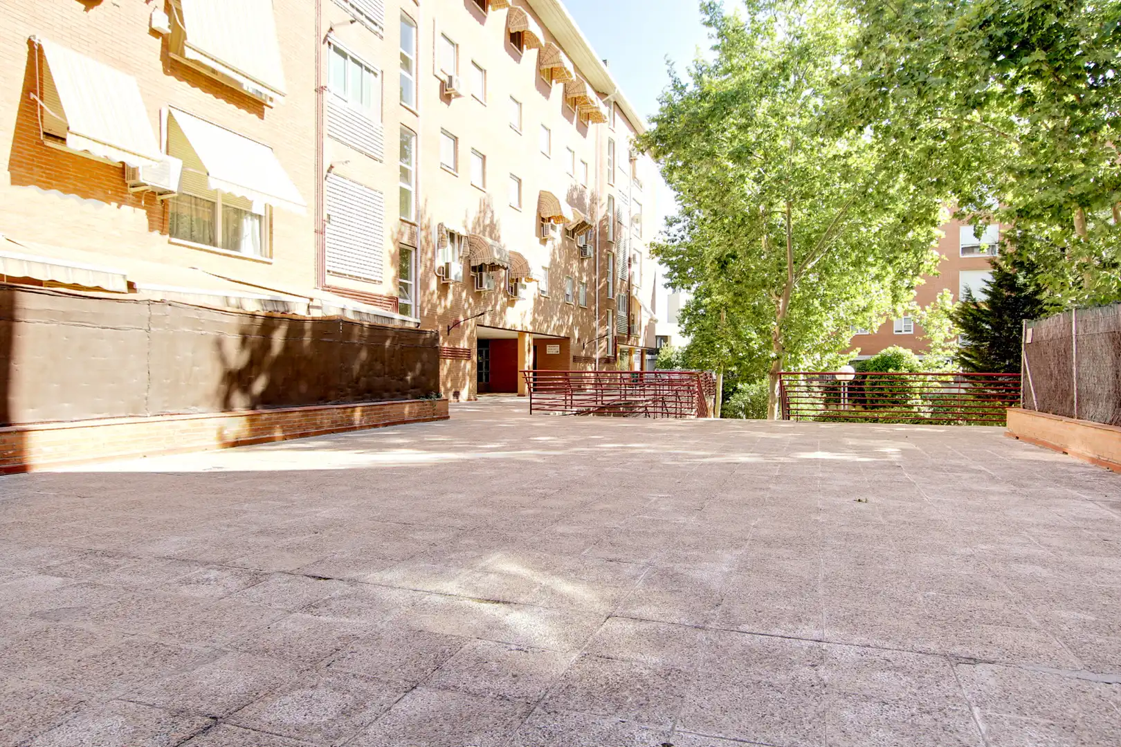 Vista exterior de Pis en venda en Alcalá de Henares amb Aire condicionat, Calefacció i Jardí privat