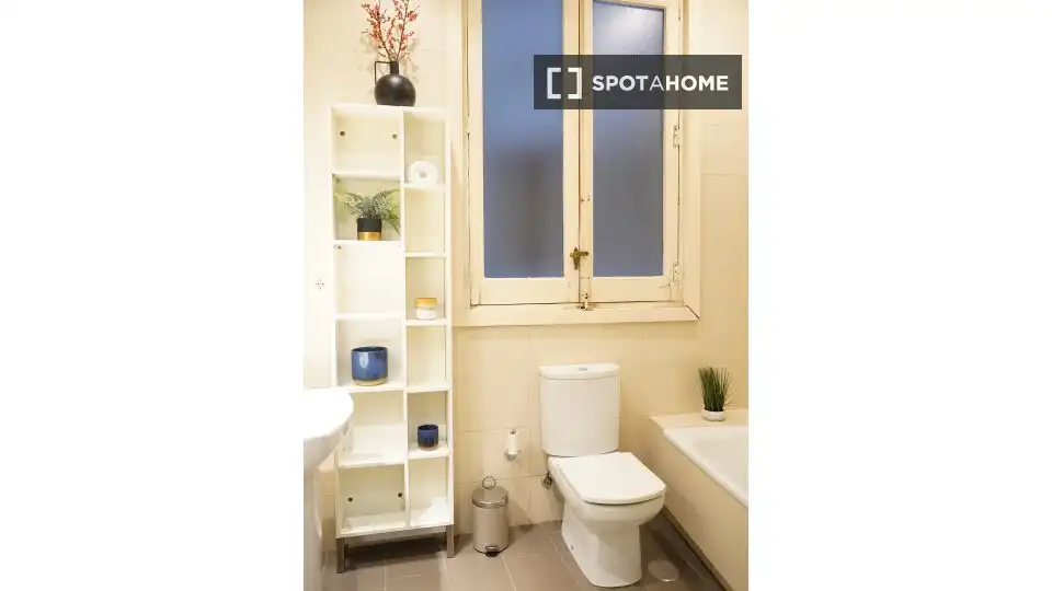 Bathroom of Flat for share in Madrid  with Air Conditioner, Heating and Furnished