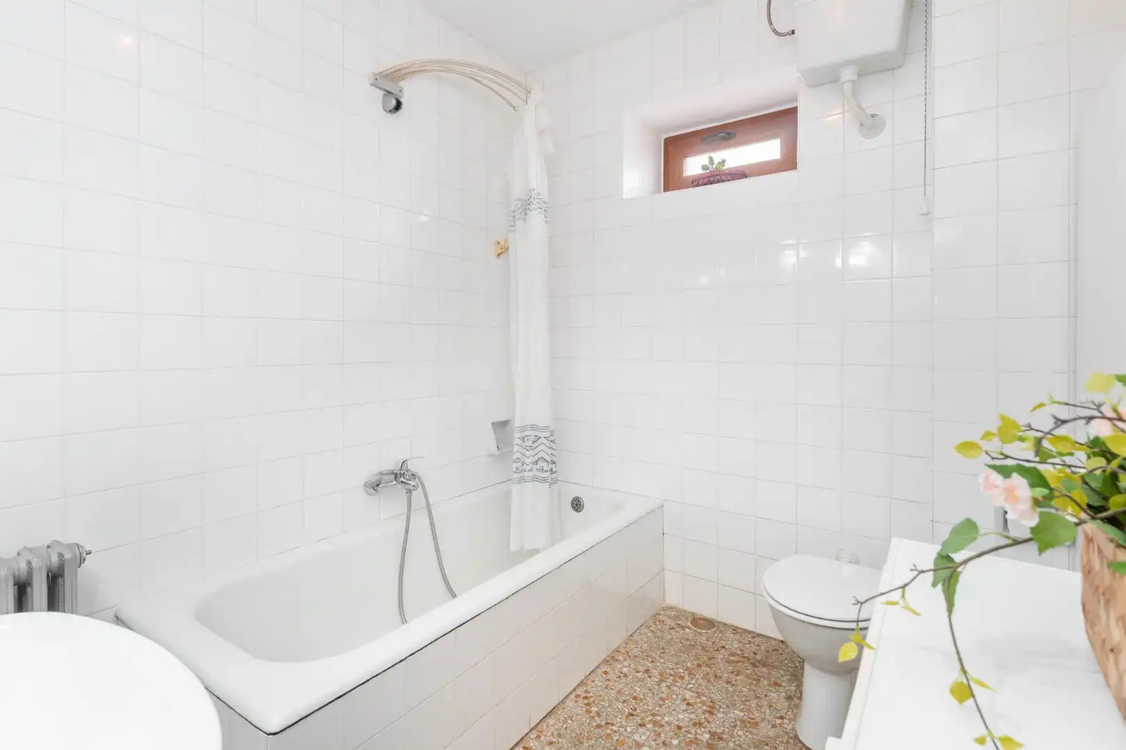 Bany de Casa o xalet en venda en Lena amb Calefacció, Terrassa i Traster