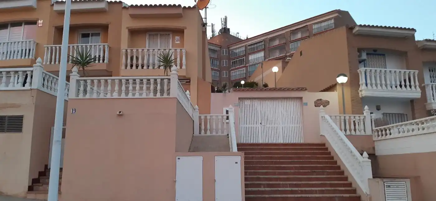 Außenansicht von Einfamilien-Reihenhaus zur Miete in Elche / Elx mit Privatgarten, Terrasse und Möbliert