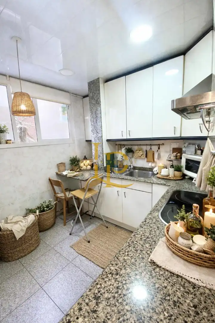 Cocina de Piso en venta en Barcelona con Calefacción, Terraza y Horno