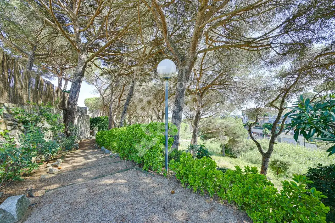 Garten von Einfamilien-Reihenhaus zum Verkauf in Mataró mit Klimaanlage, Heizung und Terrasse