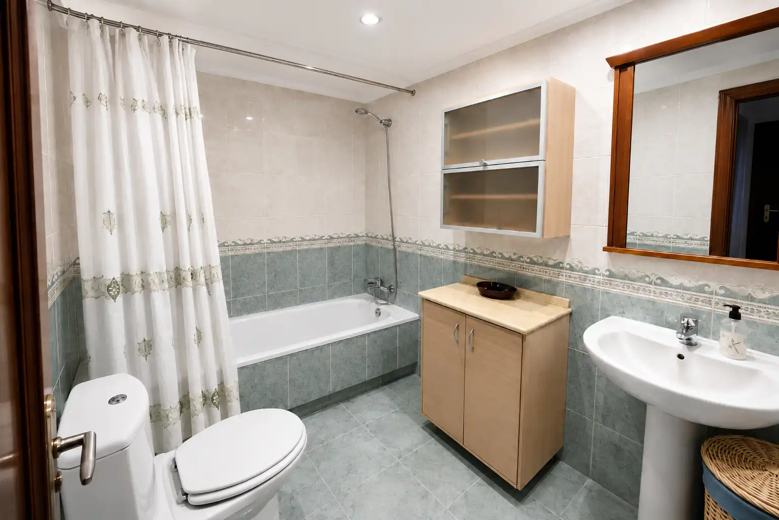 Baño de Piso de alquiler en Santander con Calefacción, Terraza y Trastero