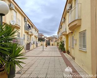 Vista exterior de Casa adosada en venda en Linares amb Aire condicionat i Balcó