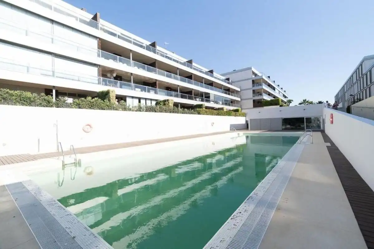Schwimmbecken von Wohnungen zur Miete in Manilva mit Klimaanlage, Heizung und Terrasse