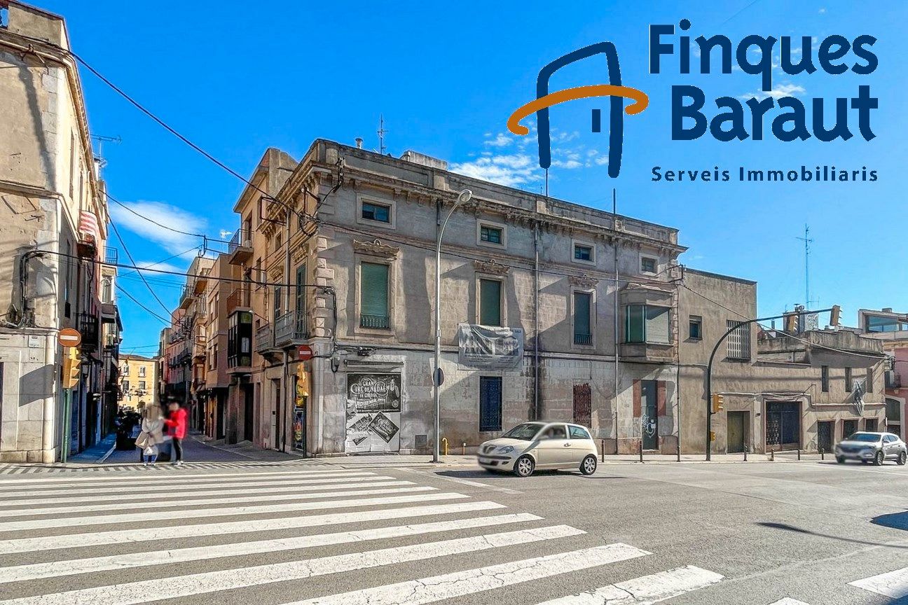 Exterior view of Building for sale in Figueres  with Alarm