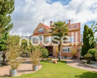 Vista exterior de Casa o xalet en venda en La Bañeza  amb Aire condicionat, Terrassa i Piscina