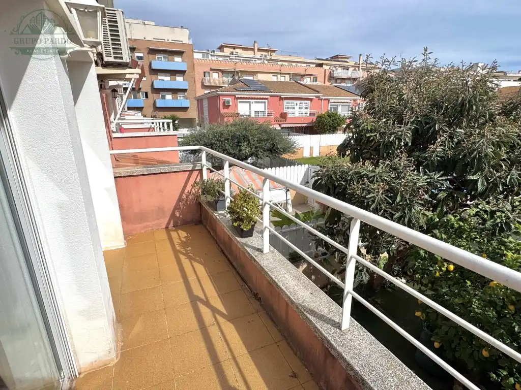 Vista exterior de Casa adosada en venda en El Vendrell amb Aire condicionat, Balcó i Piscina comunitària