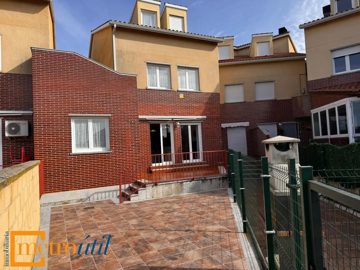 Vista exterior de Casa o xalet en venda en Mozárbez amb Calefacció, Jardí privat i Parquet