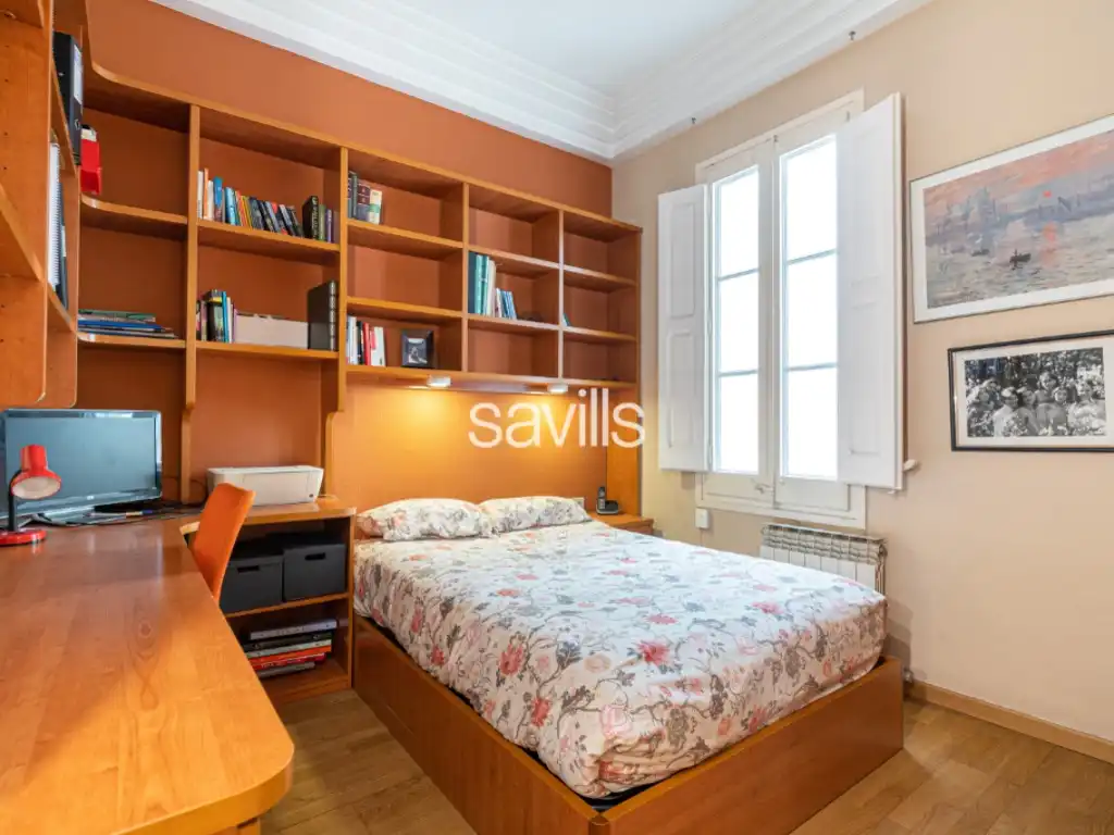 Dormitori de Apartament en venda en Barcelona amb Aire condicionat, Terrassa i Balcó