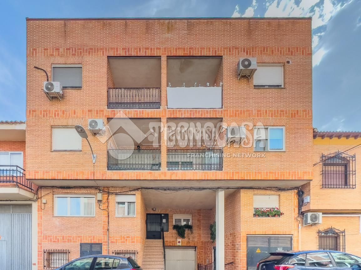Vista exterior de Pis en venda en  Toledo Capital amb Calefacció i Terrassa