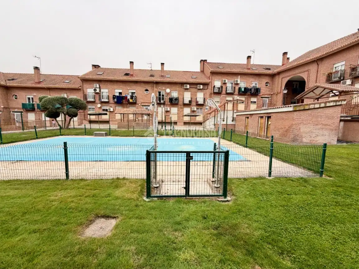 Schwimmbecken von Geschaftsraum zum Verkauf in Ajalvir
