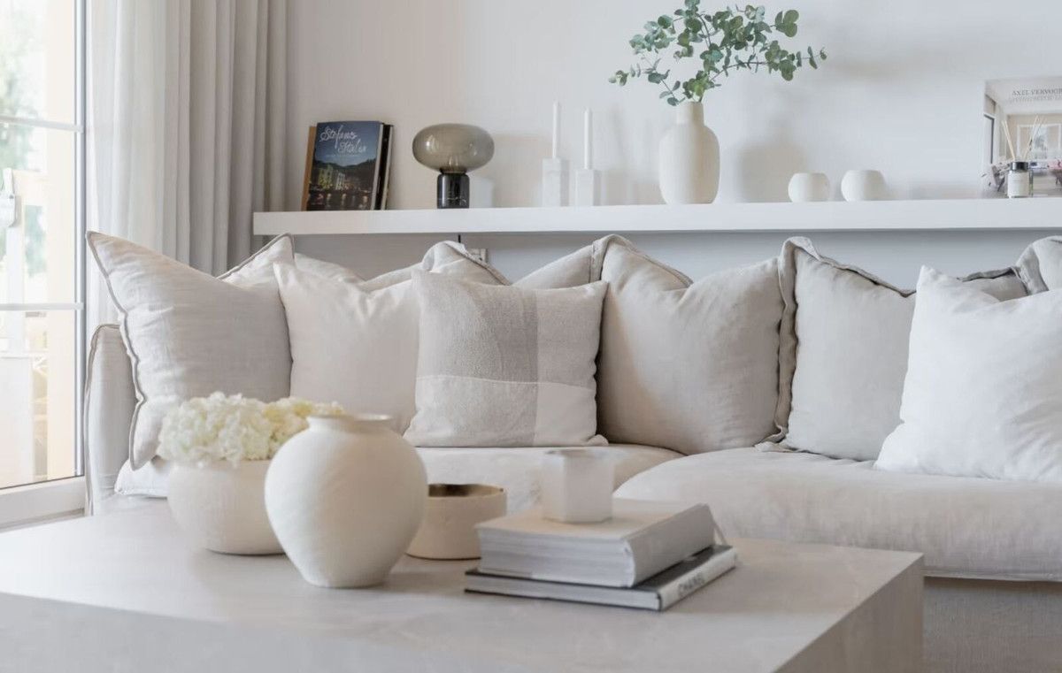 Sala d'estar de Planta baixa en venda en Marbella amb Aire condicionat, Jardí privat i Terrassa