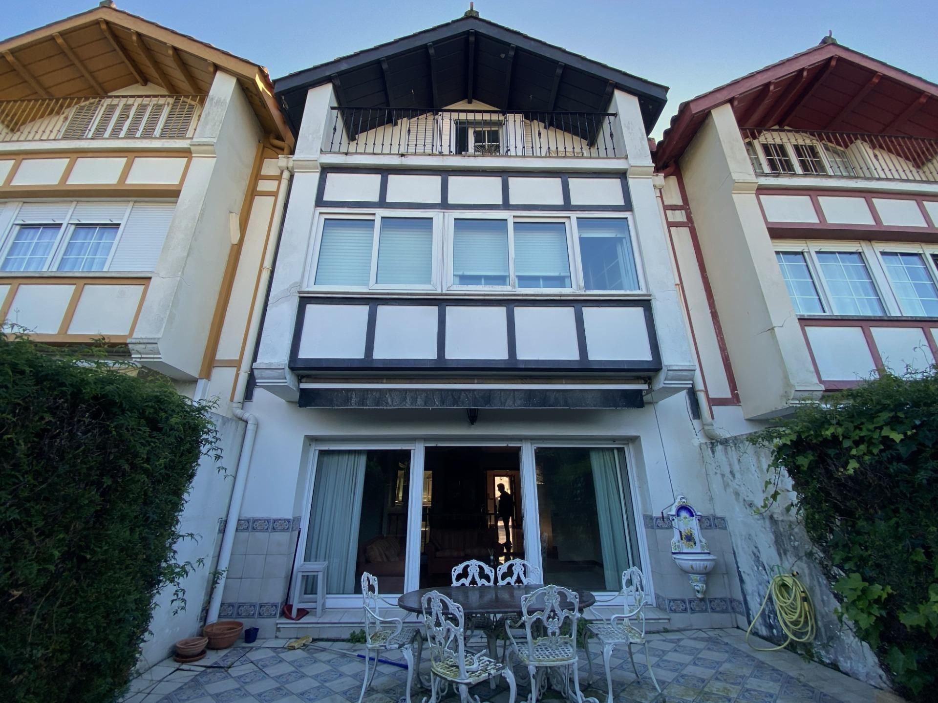 Vista exterior de Casa adosada en venda en Loiu amb Calefacció, Jardí privat i Terrassa