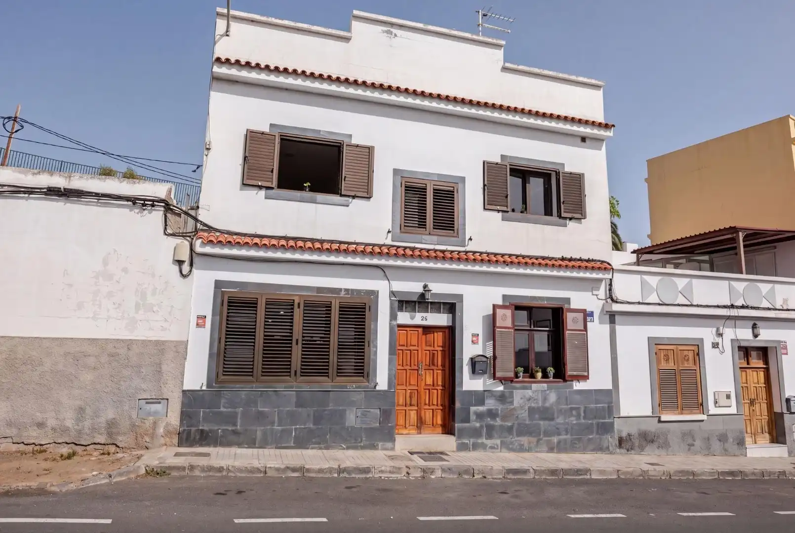 Außenansicht von Einfamilien-Reihenhaus zum Verkauf in Las Palmas de Gran Canaria mit Terrasse und Abstellraum