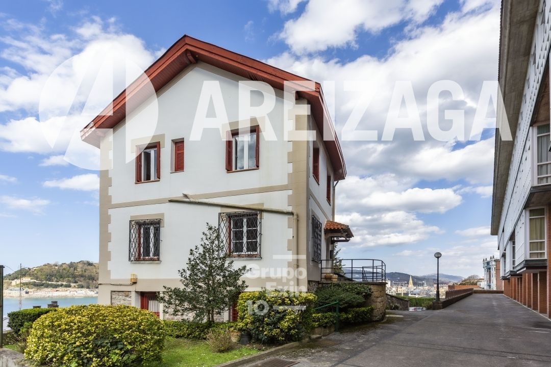 Vista exterior de Casa o xalet en venda en Donostia - San Sebastián  amb Calefacció, Terrassa i Balcó