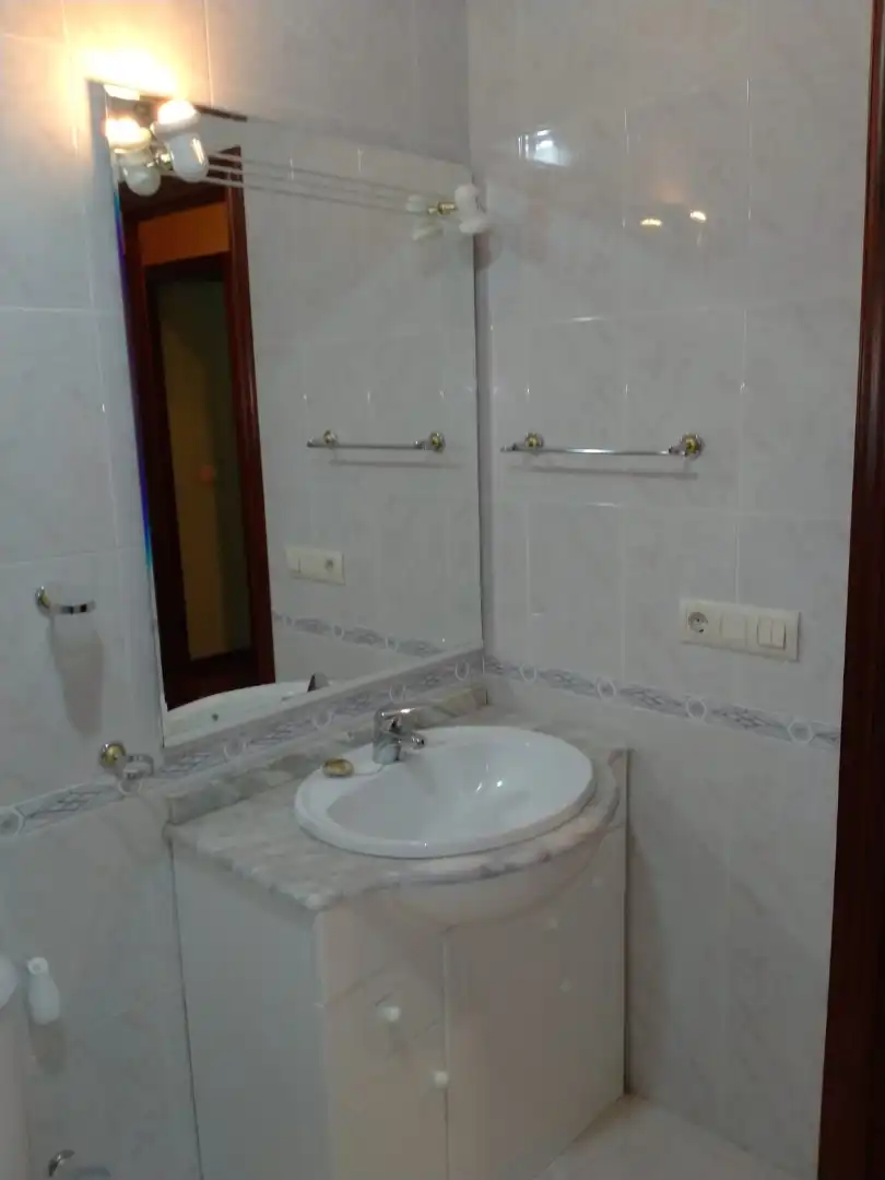 Bany de Apartament en venda en Vigo  amb Calefacció, Jardí privat i Parquet