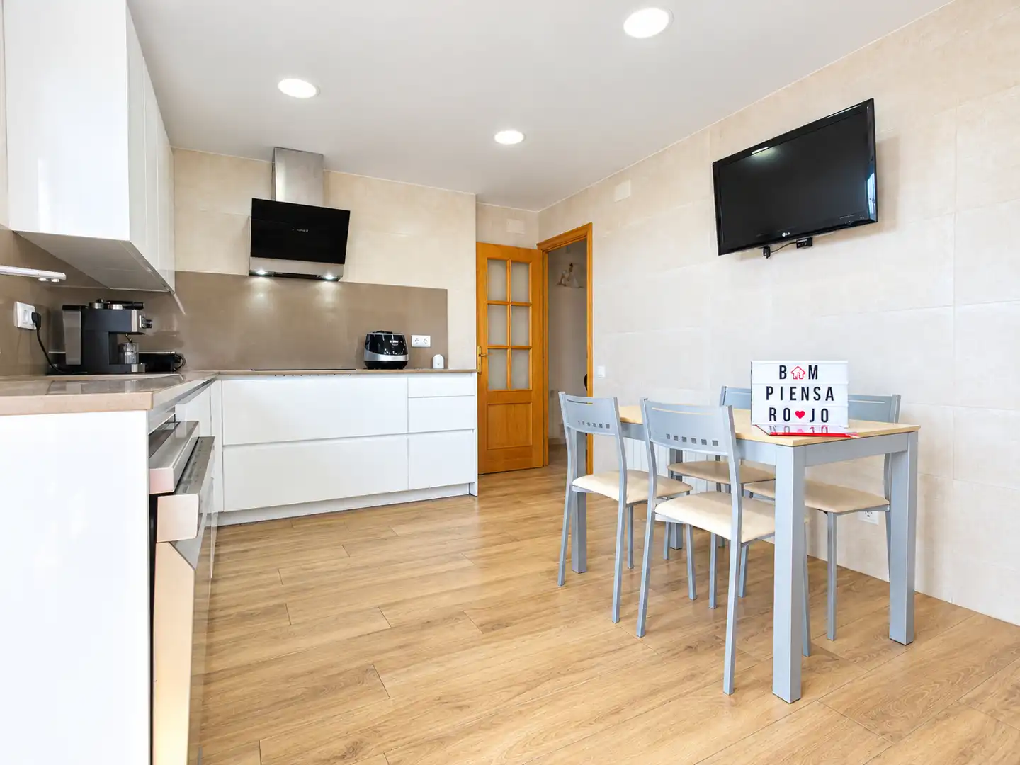 Cocina de Casa o chalet en venta en Sant Vicenç Dels Horts con Aire acondicionado, Calefacción y Jardín privado