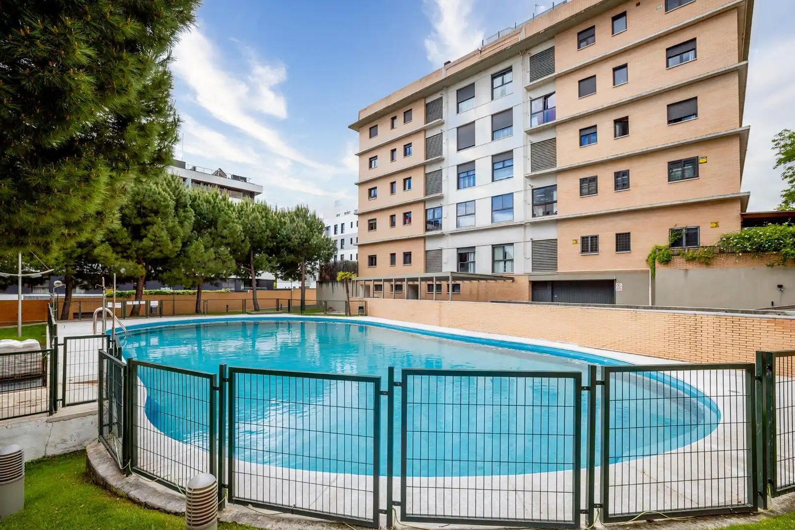 Piscina de Planta baja en venta en Madrid con Calefacción, Jardín privado y Piscina comunitaria