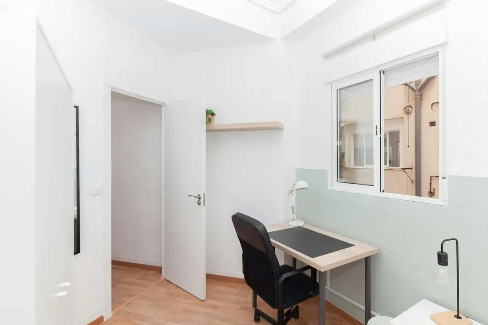 Bedroom of Flat for share in  Valencia Capital  with Furnished, Washing machine and TV