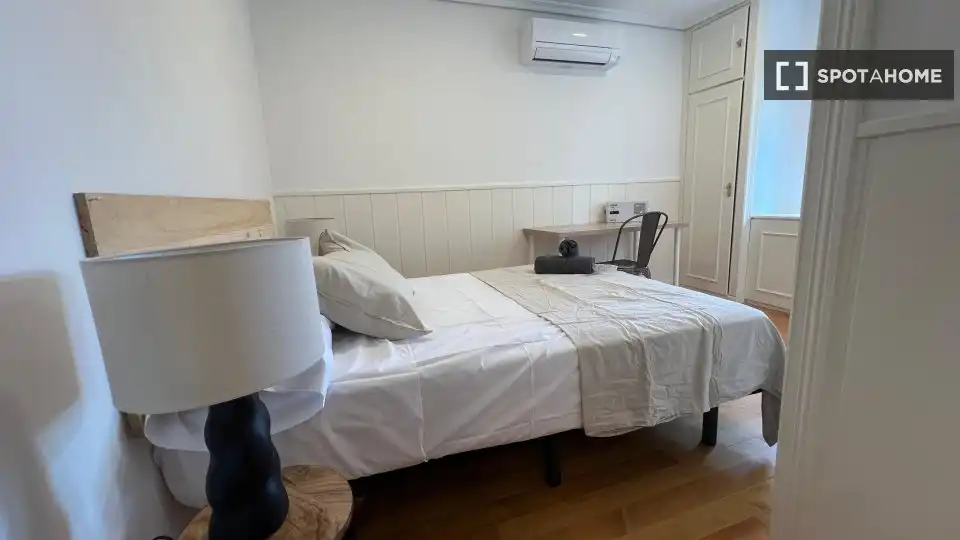 Schlafzimmer von Wohnung zur untervermieten in Madrid mit Klimaanlage, Terrasse und Möbliert