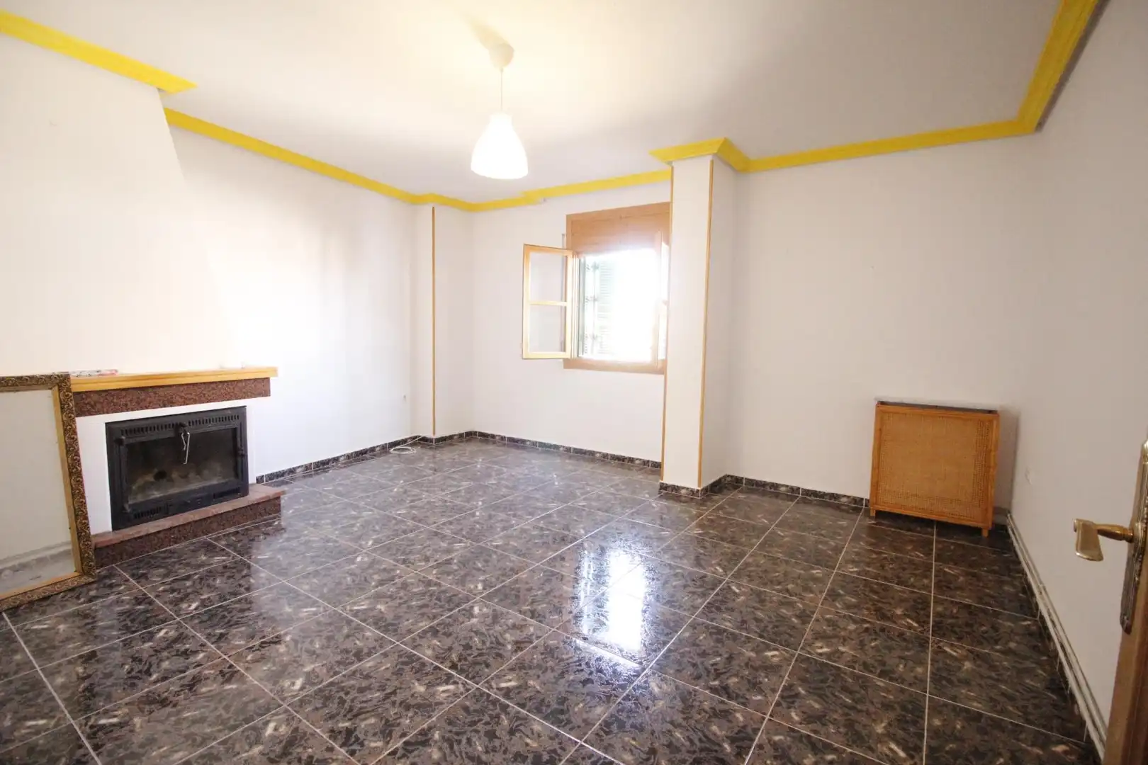 Sala d'estar de Casa o xalet en venda en Baza amb Calefacció i Balcó
