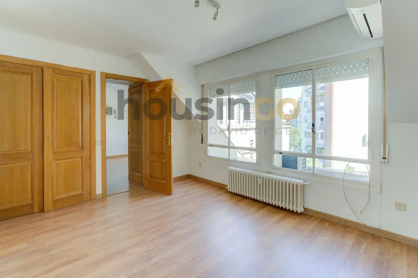 Schlafzimmer von Dachboden zur Miete in Madrid mit Klimaanlage und Terrasse