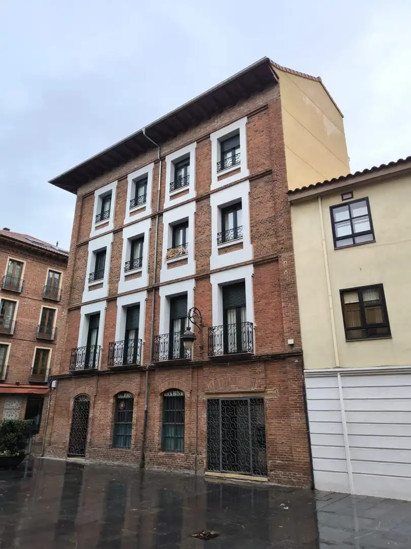 Vista exterior de Àtic en venda en León Capital  amb Calefacció, Parquet i Traster