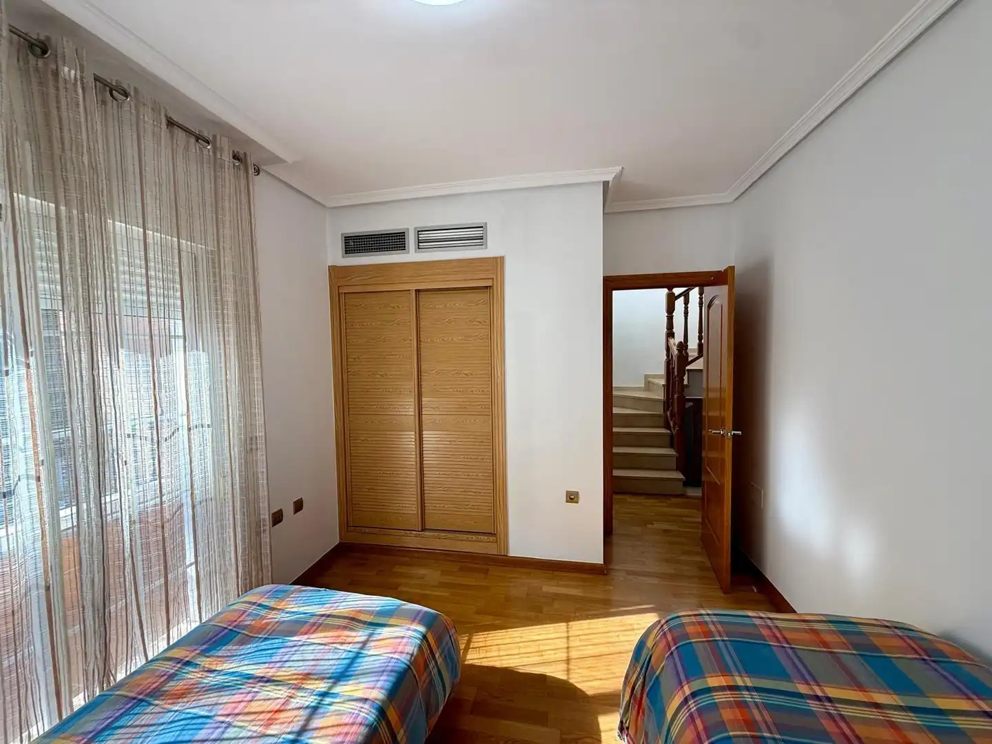 Habitación de Casa adosada en venta en Almería con Aire acondicionado, Jardín privado y Terraza