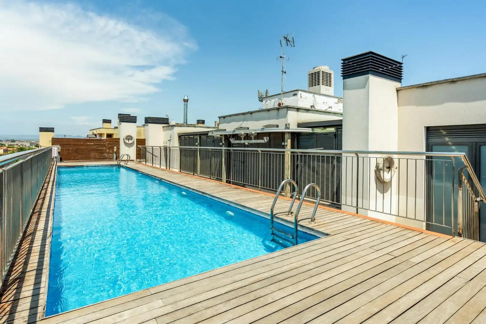 Piscina de Pis en venda en Montcada i Reixac amb Parquet, Terrassa i Balcó