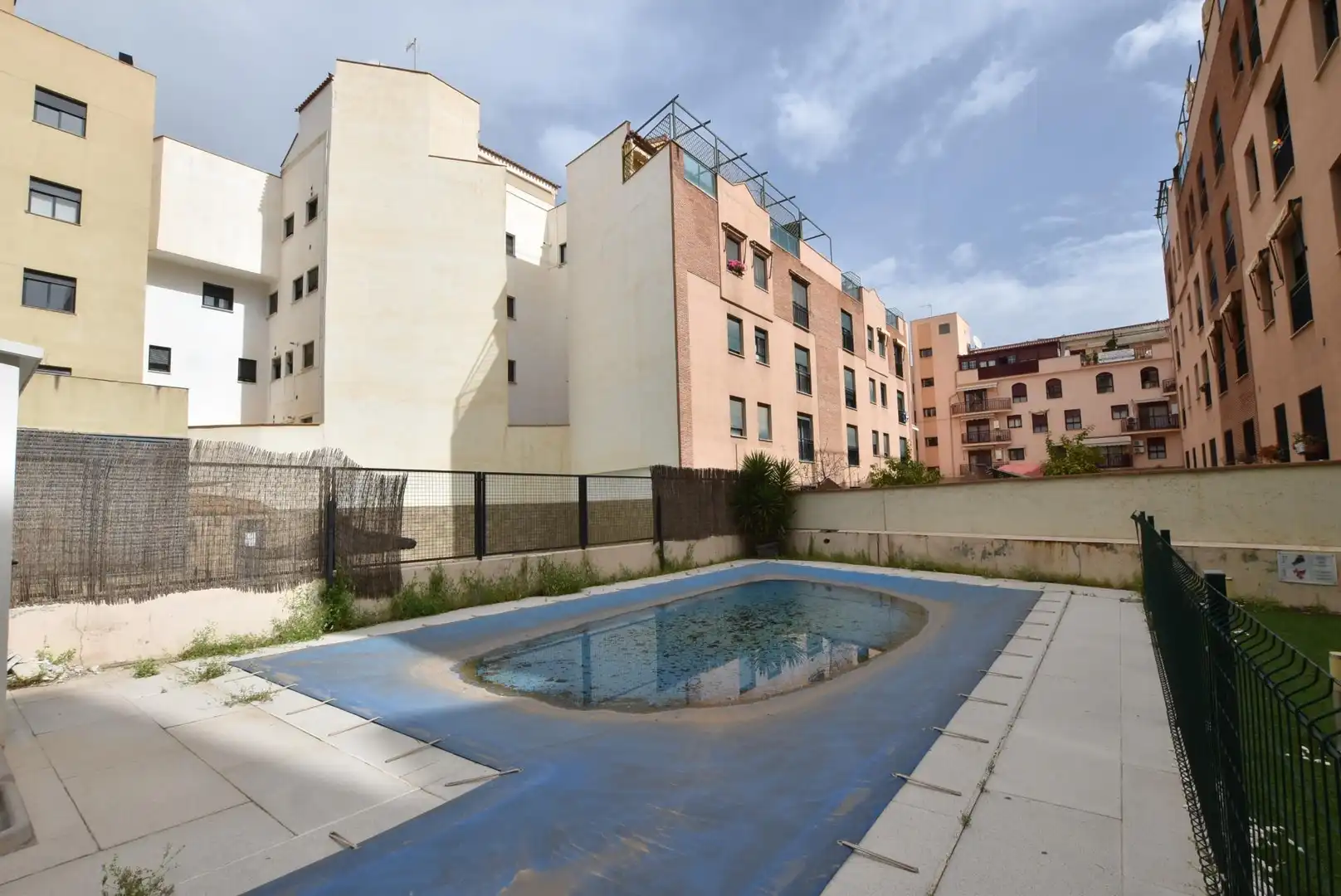 Swimming pool of Flat for rent in Granada  with Air Conditioner, Heating and Furnished