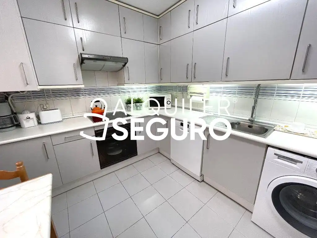 Cuina de Pis de lloguer en Madrid amb Aire condicionat, Calefacció i Traster