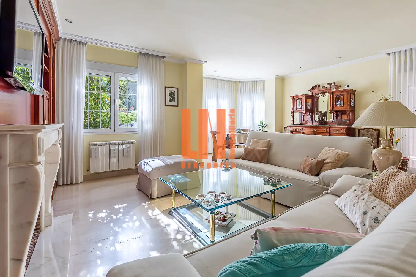 Sala de estar de Casa adosada en venta en Madrid con Aire acondicionado, Calefacción y Jardín privado