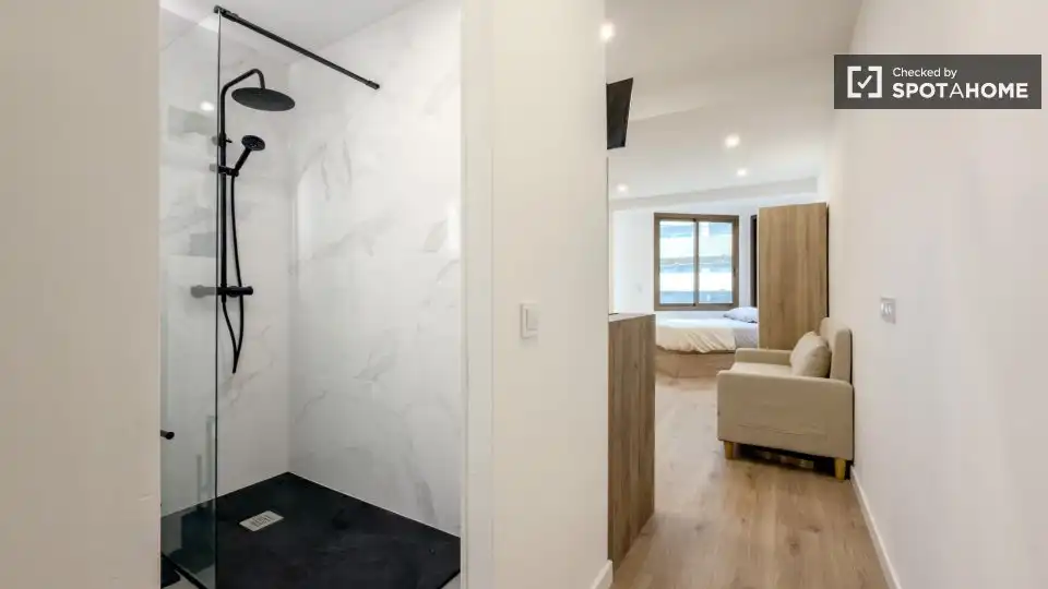 Baño de Piso de alquiler en Barcelona con Aire acondicionado, Calefacción y Amueblado
