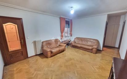 Living room of Flat for sale in  Madrid Capital  with Heating, Parquet flooring and Balcony