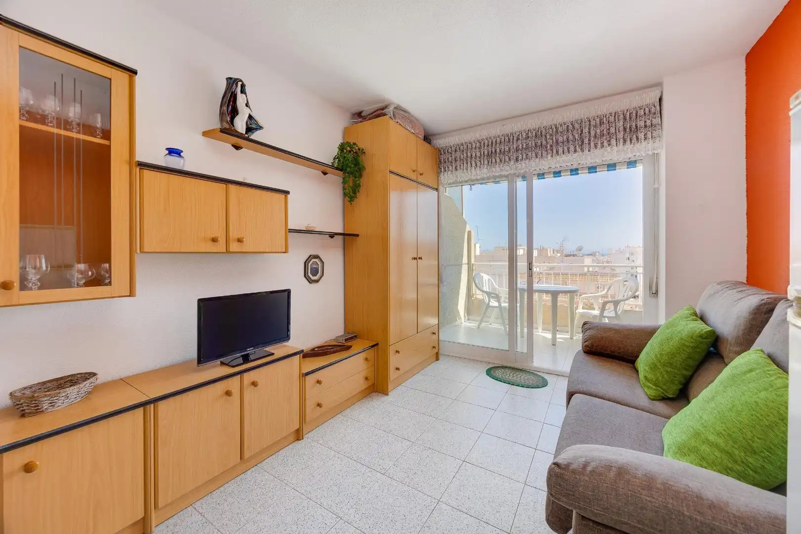 Sala de estar de Estudio en venta en Torrevieja con Terraza, Amueblado y Balcón