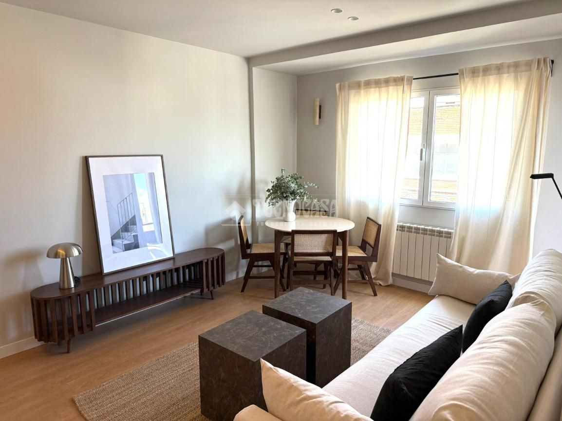 Living room of Flat for sale in  Madrid Capital  with Heating, Terrace and Furnished