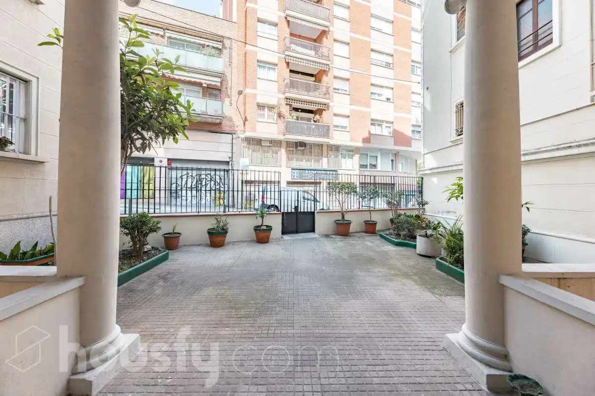Vista exterior de Piso en venta en Barcelona con Amueblado