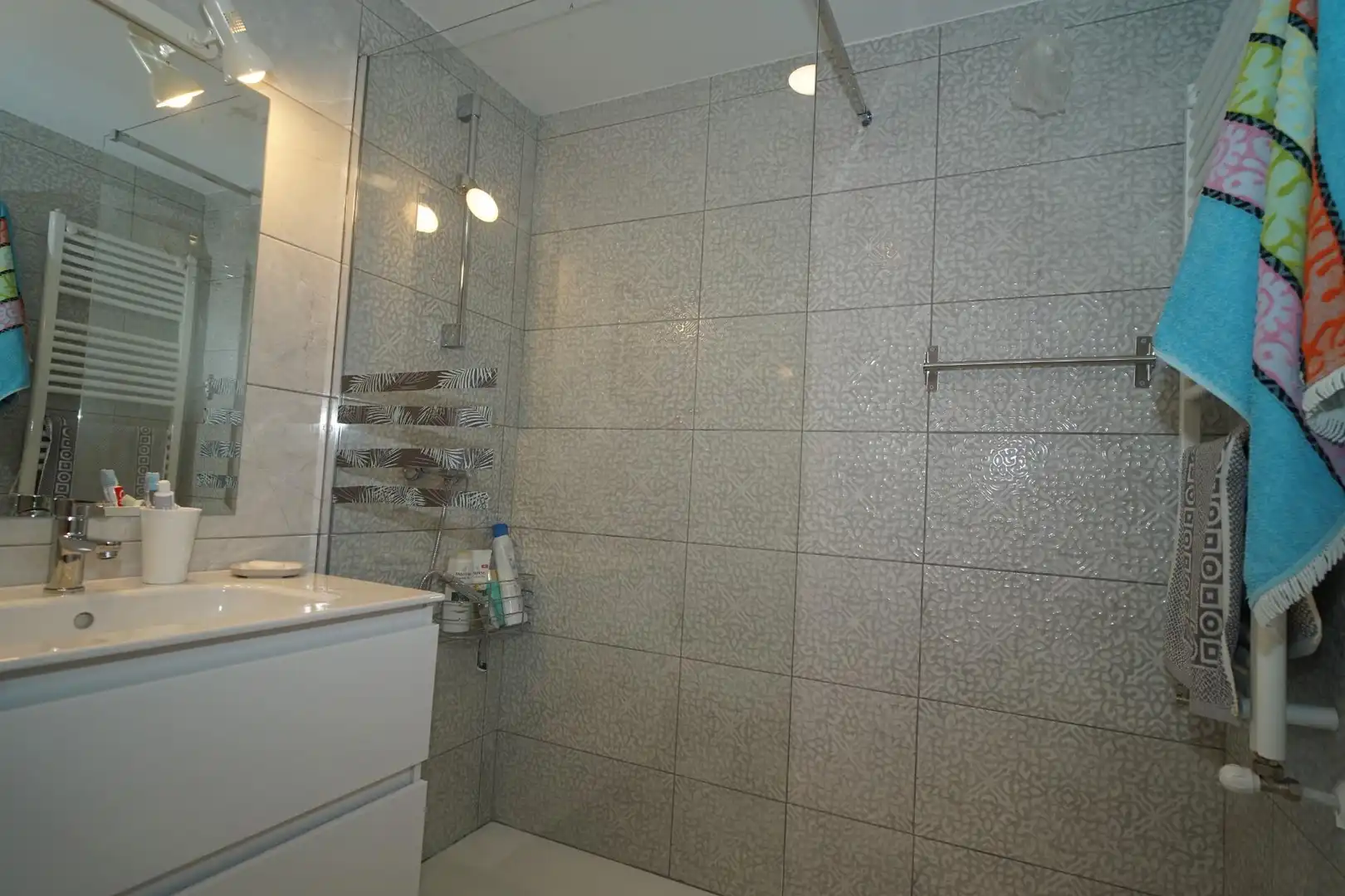 Badezimmer von Wohnung zur Miete in Santa Cruz de Bezana mit Parkett